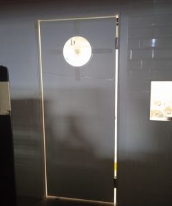 Композитная маятниковая белая дверь с иллюминатором