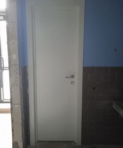 Белая гладкая пластиковая влагостойкая дверь Aquadoor