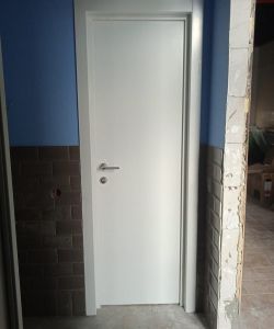 Белая гладкая пластиковая влагостойкая дверь Aquadoor