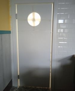 Маятниковая пластиковая влагостойкая дверь с иллюминатором в белом цвете