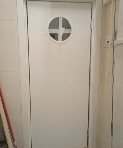 Маятниковая пластиковая влагостойкая дверь с иллюминатором в белом цвете