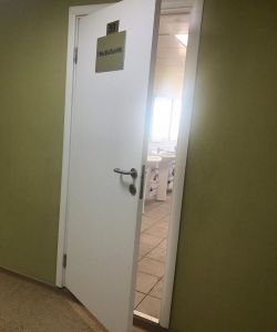 Белая гладкая пластиковая влагостойкая дверь Aquadoor в умывальник