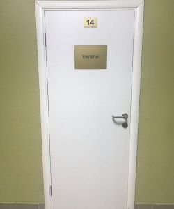 Белая гладкая пластиковая влагостойкая дверь Aquadoor для туалетов