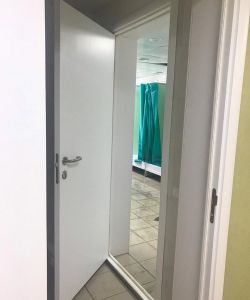 Белая гладкая пластиковая влагостойкая дверь Aquadoor для душевых