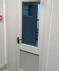 Металлическая полуторная противопожарная дверь Ei60 RAL 7035 с вентиляционной решеткой