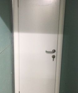 Белая гладкая пластиковая влагостойкая дверь Aquadoor