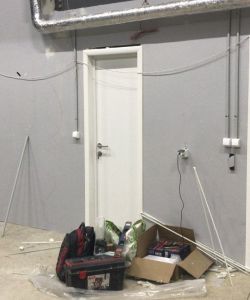 Белая гладкая пластиковая влагостойкая дверь Aquadoor